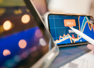 Trader de varios activos que evalúa opciones de Bitcoin, Ethereum y forex