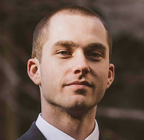 Retrato de Thomas Whitfield, experto en el mercado cripto y analista de trading